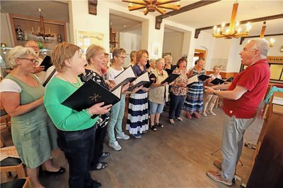 Höchste musikalische Konzentration bei der Chorprobe.