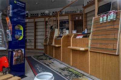 Ein Blick durchs Schaufenster der Apotheke: Fast alle Regale sind leergeräumt. Jeder, der vorbeigeht, kann das sehen.