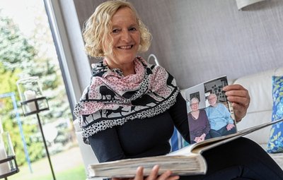 Christina Szymanek (66) mit dem Bild ihrer Patentante Edith Benner und deren Mann Paul. 
