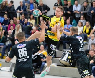 Oberlosas Viktor Beketov (gelbes Trikot) steuerte drei Treffer zum 37:18-Heimsieg gegen Staßfurt bei. Dass kein Spieler mehr als vier Tore beim höchsten Oberligasieg der Vereinsgeschichte erzielt hat, zeigt, dass die Oberlosaer Handballer auf allen Positionen torgefährlich waren. 