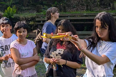 Treffsicherheit war gefragt beim Schützenfest in Seiffen. Die Kinder und Jugendlichen übten sich an Stationen in Geschicklichkeit. Neben Bogenschießen, Büchsenwerfen und Torwandschießen gab es auch das Gummistiefelschießen durch ein nachgebautes Mundloch. Höhepunkt war das Vogelschießen auf Holzvögel.
