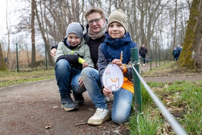 Angelika Wölfel mit ihren Söhnen Janne und Joris (beide 9, v. l.) hat im Amerika-Tierpark ein Osterei gefunden.