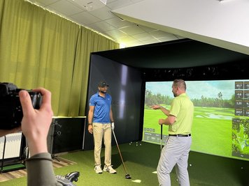Virgil Matthews nahm Trainerstunden bei Golflehrer Holger Hasse und wurde dabei gefilmt.