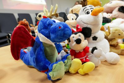 In der Plüschtier-Sammlung für den Straßenfasching taucht auch Meerane-Maskottchen „Meerano“ auf.