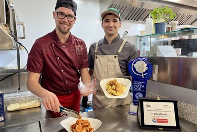 Die beiden Köche, Zoltan Bednar (l.) und Peter Piedl, werden die Küche rocken. Zoltan Bednar war zweiter bei der Weltmeisterschaft der Pizzabäcker in Italien 2025.