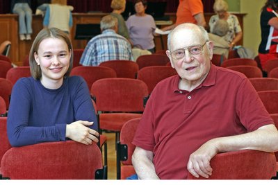 Trotz stolzen 66 Jahren Altersunterschieds haben Lena Marie Fischer und Wilfried Bartsch Spaß am gemeinsamen Singen im Langenbernsdorfer Chor.