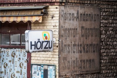 Die Programmzeitschrift "Hörzu" - hier eine Werbetafel an einem längst geschlossenen Laden - hat über75 Jahre viele Zeiten überlebt. 