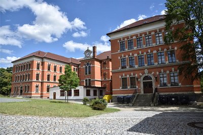 Das Julius-Mosen-Gymnasium Oelsnitz befindet sich seit einem Jahr in der Trägerschaft der Stadt.