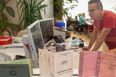 Viel Arbeit in der Führerscheinstelle in Plauen, hier Annett Pohl und Nils Spranger vom Sachgebiet Fahrerlaubnisrecht. 