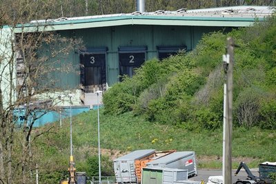 In der Restabfallbehandlungsanlage (hinten) am Weißen Weg in Chemnitz wird Restmüll auch aus Teilen des Landkreises Mittelsachsen und des Erzgebirgskreises sortiert, getrocknet und zu Pellets gepresst, die danach im Kraftwerk verbrannt werden. Diese Art der Vorbehandlung des Mülls entfällt ab 2025. Danach gibt es keinen Grund mehr für Mittelsachsen, die Müllentsorgung im Verband zu betreiben. 