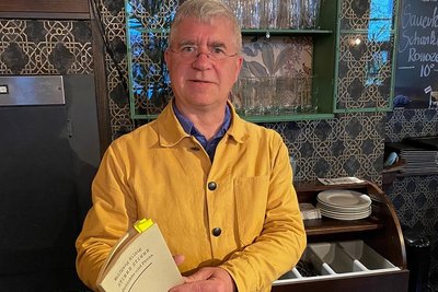 Matthias Wolf beim Lyriksalon zu Wolfgang Hilbert am Dienstagabend in der Stadtwirtschaft. 