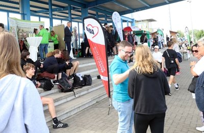 Die Resonanz auf den Awo-Cup war groß. Zahlreiche Schüler kamen zum Platz der Einheit, um Sport zu treiben und sich über Ausbildungsmöglichkeiten zu informieren. 