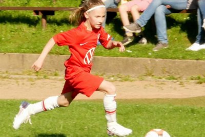 Lara Rudolph ist schnell und kann mit dem Fußball umgehen.