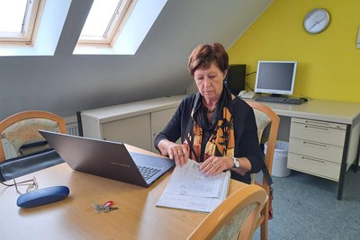 Friedensrichterin Marlies Colditz trifft sich im Dachgeschoss des Rathauses in Augustusburg mit ihrem Stellvertreter und den beteiligten Parteien, um im besten Fall eine Einigung zu erzielen.