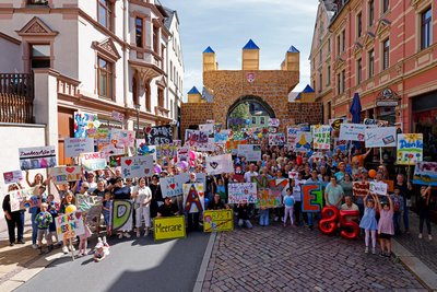 Rund 400 Meeraner mit vielen Dankeschön-Schildern kamen im Juni 2024 ans Stadttor.