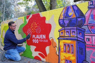An der kleinen Mauer am Plauener Julius-Mosen-Denkmal entsteht zurzeit ein neues Graffiti-Kunstwerk von André Wolf.