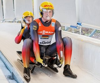 Der Zwickauer Rodler Pascal Kunze (vorn) ist seit dieser Saison als Doppelsitzer unterwegs. Gemeinsam mit Maddox Götze aus Altenberg gewann der Sportler vom ESV Lok jetzt die Bronzemedaille bei der Junioren-EM. 