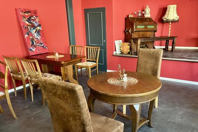 Behaglich wie in Omas großem Wohnzimmer können die Gäste im neuen Restaurant von Bencé Mészöly sitzen und essen.