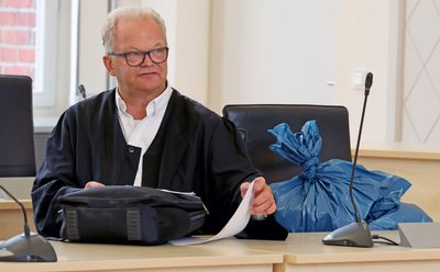 Der Verteidiger brachte für eine Analyse Kleidungsstücke in blauen Säcken mit. 