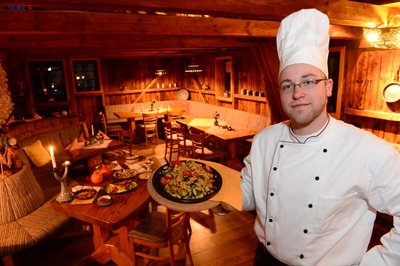 Bei ihm kommen regionale Produkte in den Topf: Maximilian Walter ist der Küchenchef der Topfmarktscheune in Burkhardtsdorf.