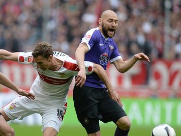 Aues Philipp Riese (r) und Stuttgarts Florian Klein (l) im Zweikampf.