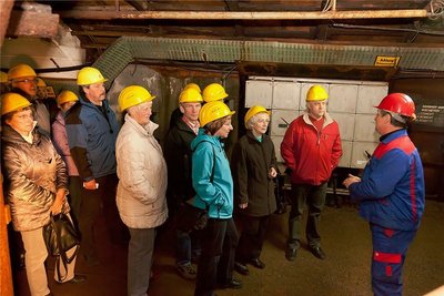 Einweisung vorm Einfahren: Das Besucherbergwerk Zinnkammern Pöhla besteht seit 1992 und wird seit 2007 auf Basis eines Pachtvertrags mit der Wismut GmbH durch einen Verein betrieben.
