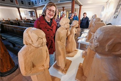Gemeindepädagogin Steffi Kreisig (vorn) hat zum Tag des offenen Denkmals über die 500-jährige Geschichte der Burgstädter Stadtkirche gesprochen. Dabei ging es auch um Skulpturen von Gottfried Reichel. 