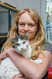 Für das Team des Tierheims "Neu-Amerika", im Bild Leiterin Peggy Kreher, ist es angesichts der aktuellen Lage schwieriger geworden, Tiere zu vermitteln. Das trifft gerade auch auf Kater Bobby zu, für den ein neues Zuhause gesucht wird. 