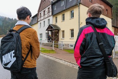 Im Kinder- und Jugendzentrum Pobershau lernen die Heranwachsenden wieder Regeln und Strukturen. Zum Tagesablauf gehört auch der Schul- oder Kita-Besuch. "Manche Kinder werden im Heim groß, andere bleiben aufgrund einer Krisensituation im Elternhaus nur ein halbes Jahr", sagt Leiterin Franziska Hielscher. 