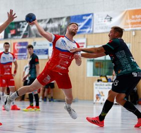 Hagen Ludwig (am Ball) konnte auch von Apoldas Jan Schindler nicht gestoppt werden.