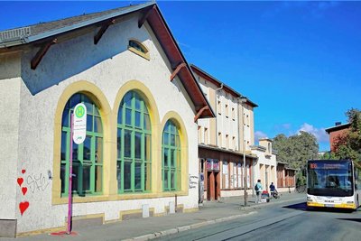 Das Bahnhofsgebäude wird bereits entkernt. Eine Werdauerin fordert nun den Stopp des Abrisses.