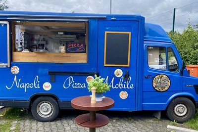 Mit seinem Pizza-Mobil stand Bencé Mészöly im Sommer 2025 vorm Naturbad in Grünhain. Das kann er sich auch für diesen Sommer gut vorstellen.