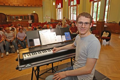 Liedermeister Thomas Lohri leitet die Proben, die donnerstags ab 19.30 Uhr im „Weißen Roß“ stattfinden.