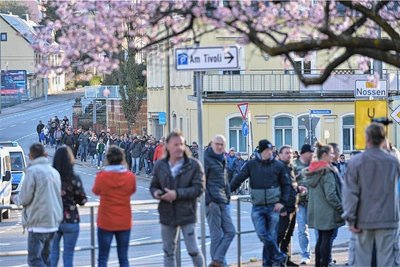 Vermutlicher Tag des Angriffs: Am 26. April 2021 führte der Weg der "Montagsspaziergänger" vom Albertpark in Richtung Chemnitzer Straße über das Kinopolis und Forstweg wieder zurück Albertpark. 