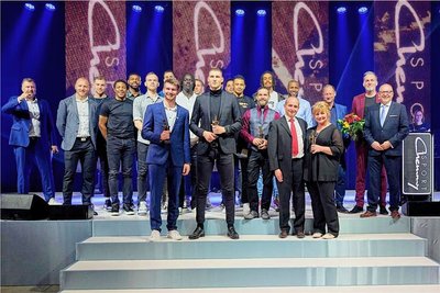 Die Preisträger der diesjährigen "Chemmy"-Verleihung, darunter Rennrodler Timon Grancagnolo und Niners-Kapitän Jonas Richter (vorne links), beim abschließenden Gruppenbild. Weil einige der ausgezeichneten Sportlerinnen und Sportler zu Wettbewerben unterwegs waren, nahmen teils Familienangehörige die Trophäen entgegen. 