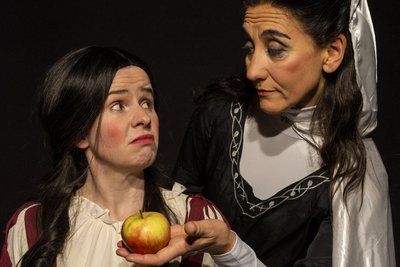 Anne Thomas als Schneewittchen (links) und Simone Völkel als böse Stiefmutter bei den Proben des Neuberin-Ensembles für das Weihnachtsmärchen.