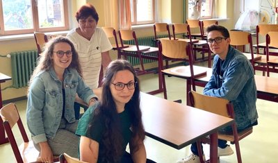 Leni Schulz, Matilda Fahsel und John Weißflog (von links) haben ihre Klassenlehrerin Cerstin Heurich (hinten) in der Oberschule "Heinrich Heine" in Lauter mächtig stolz gemacht. 