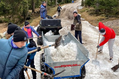Training einmal anders: Letzte Schneereste werden zusammengekratzt, um den Schülercup zu sichern.