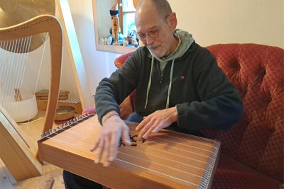 Michael Zinnen spielt häufig Monochorde.