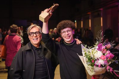 Vincent Röse (r.), hier mit Modedesigner Thomas Rath, hat den Förderpreis gewonnen.