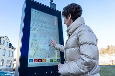 Rodewischs Bürgermeisterin Kerstin Schöniger bei der Inbetriebnahme im Dezember 2020.
