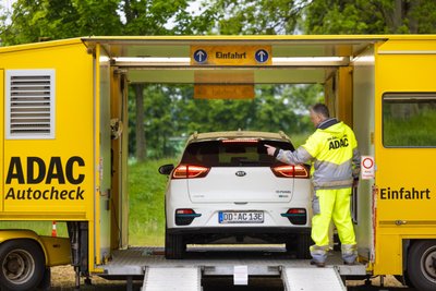 Das ADAC-Prüfmobil macht in Reichenbach Station.