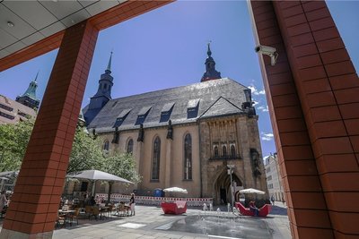 Die Chemnitzer Jakobikirche an der Inneren Klosterstraße vor der Restaurierung der Kirchturmspitze. Kreuz und Turmkugel wurden jetzt restauriert beziehungsweise erneuert.
