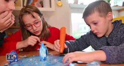 Spielen im Kreise seiner Familie macht Janek besonders viel Spaß. Die Leser der "Freien Presse" können ihm das Leben ein Stück erleichtern.
