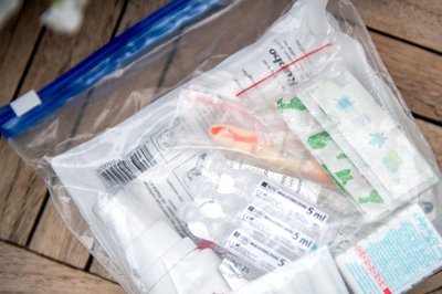Kopfweh? Durchfall? Entzündete Mückenstiche? Viele Leiden auf Reisen lassen sich mit einer guten bestückten Reiseapotheke in den Griff bekommen.
