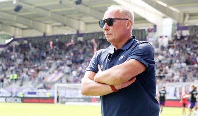 Helge Leonhardt im Erzgebirgsstadion: Am 4. Spieltag beim Spiel gegen Wehen Wiesbaden war er noch Präsident des FC Erzgebirge Aue. Nun ist er zurückgetreten. 