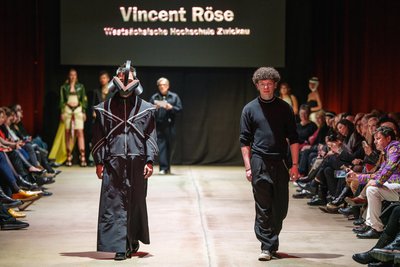 Vincent Röse mit seinem Entwurf auf dem Laufsteg bei der FashionTex in Chemnitz.