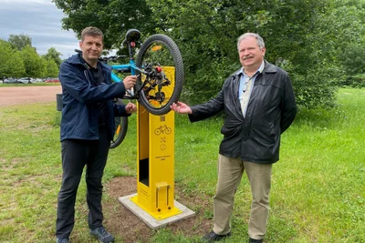 Markus Löffler (l.) vom ADAC und Uwe Buttgereit vom Rochlitzer Bauamt.