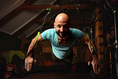 „Fliegestütze“ nennt Marcello diese Übung: Hände und Füße in Schlingen, wird der Körper wie im Liegestütz bewegt. Das beansprucht Brust, Schulter, Trizeps, Bauch, Hüfte, Becken und unteren Rücken.