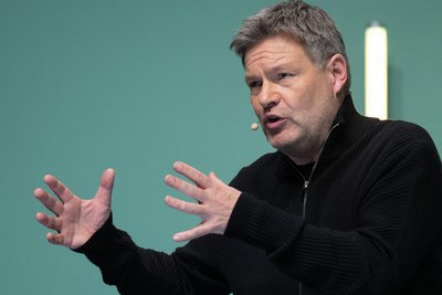 Bundeswirtschaftsminister und Vizekanzler Robert Habeck hat einen Zehn-Punkte-Plan zur inneren Sicherheit vorgelegt. Dafür erhält er Kritik aus den Reihen der Grünen Parteijugend.